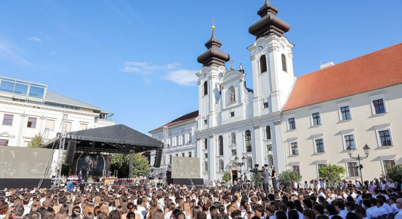 Kétezer ember előtt kezdődött a 400. bencés tanév a Széchenyi téren - fotók