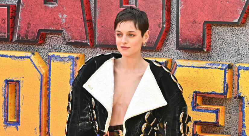 Mindenét elvesztette Emma Corrin útban a Velencei Filmfesztiválra