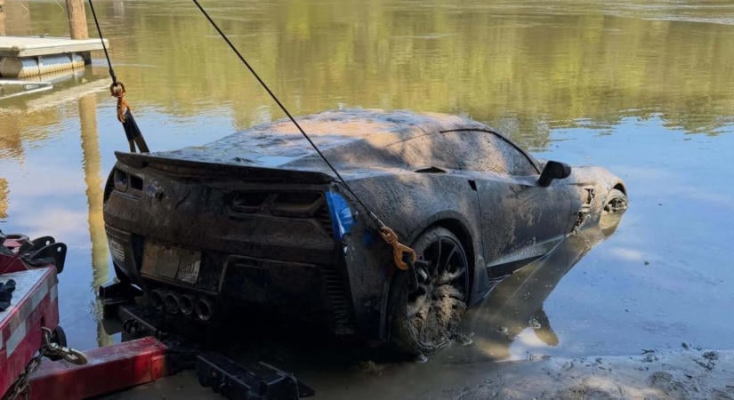 Halak lakosztálya lett évekre a ritka Corvette, most húzták ki a folyóból