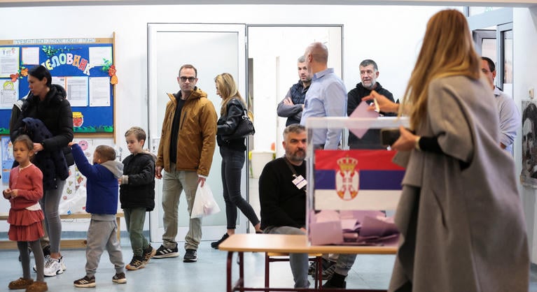Maszkos támadók, bombariadó és rekord közeli részvétel a szerb választásokon