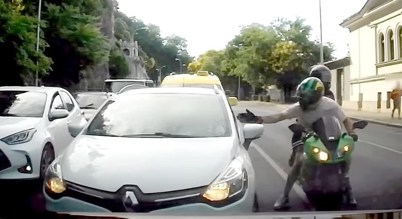 Összebalhéztak, majd megpaskolták egymás tükrét az I. kerületben