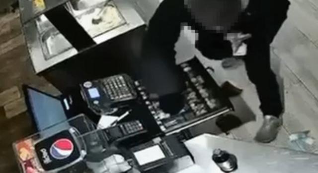 Videón az ügyetlen tolvaj: még a biciklijét is hátrahagyta menekülés közben