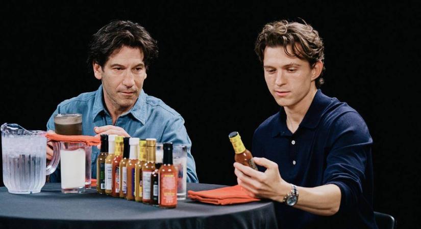 Tom Holland élőben hányt a Hot Ones-ban, legyőzték a csípős csirkeszárnyak