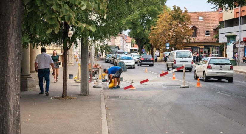 Elkezdték a jelzőlámpa telepítését a Barkóczy úton, hatalmas a torlódás