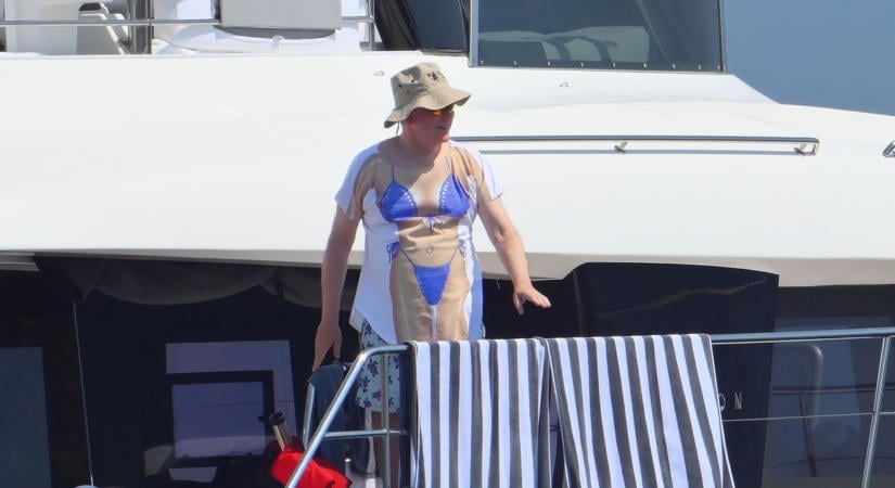 Bikinis nőként lazít, zavarbaejtő fotók készültek II. Albert monacói hercegről
