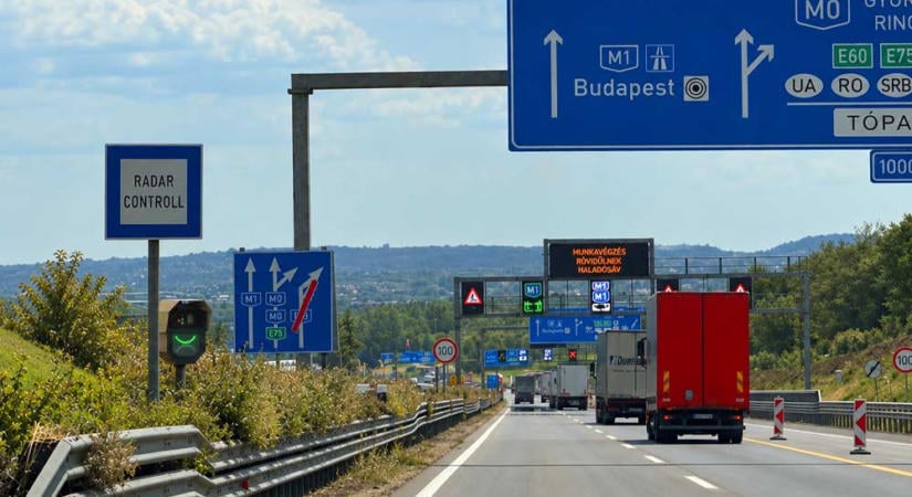 Durván kaszálnak az új, mosolygós traffipaxok – Pár hét alatt közel 500 milliós bírság jött össze az M1-esen