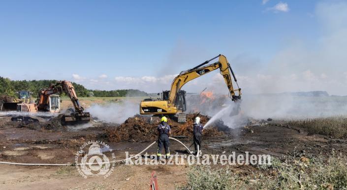 Ezerkétszáz köbméter fahulladék gyulladt ki Karcag külterületén