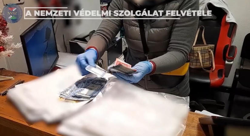 Közel 24 milliót nyúltak le! Saját kórháza parkolóautomatáit fosztogatta a rendészeti vezető és négy beosztottja - videó