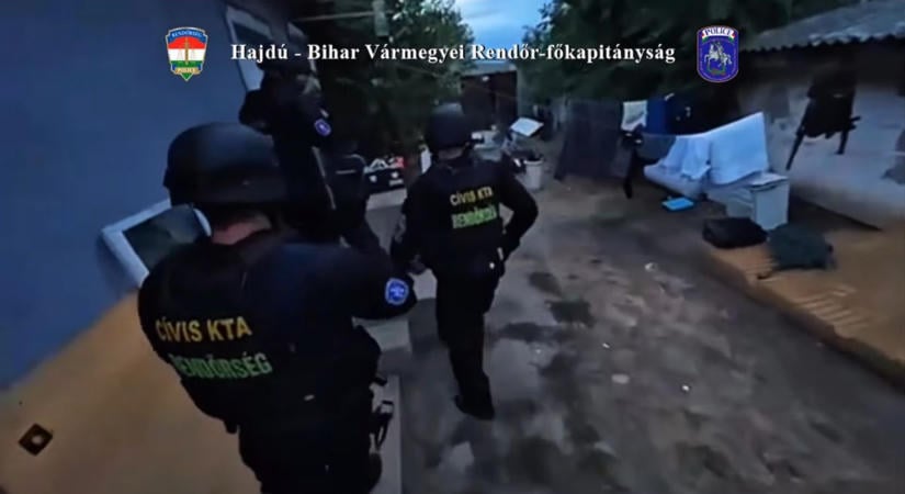 Hajnalban törték rá a rendőrök az ajtót a derecskei férfira, az egész házat átkutatták – videóval