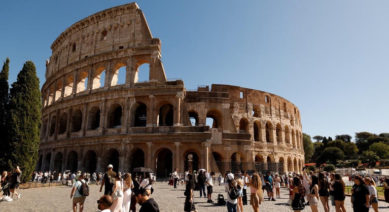 Újranyitják a római Colosseumot, vizsgálat indult az ipari alpinista halálának ügyében
