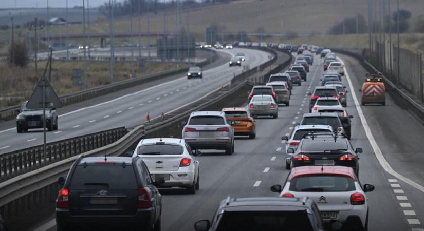 Négyes karambol az M0-son, több kilométeres a torlódás