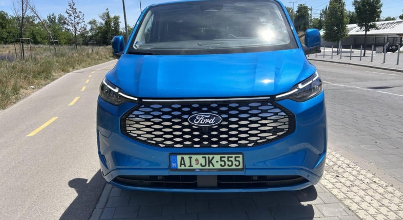 Igazi társasági autó csendes kivitelben – Ford E-Tourneo Custom teszt