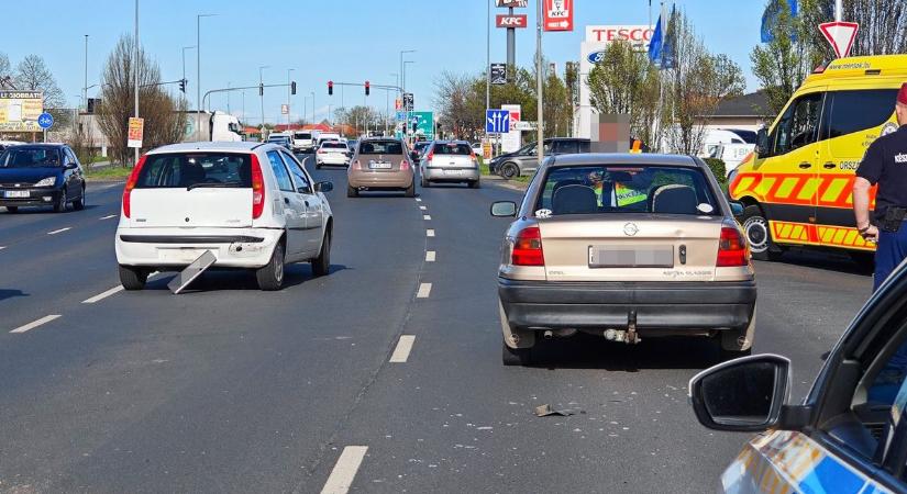 Kanyarodásra váró autónak ütközött egy másik Szombathelyen, sérült is van - fotók