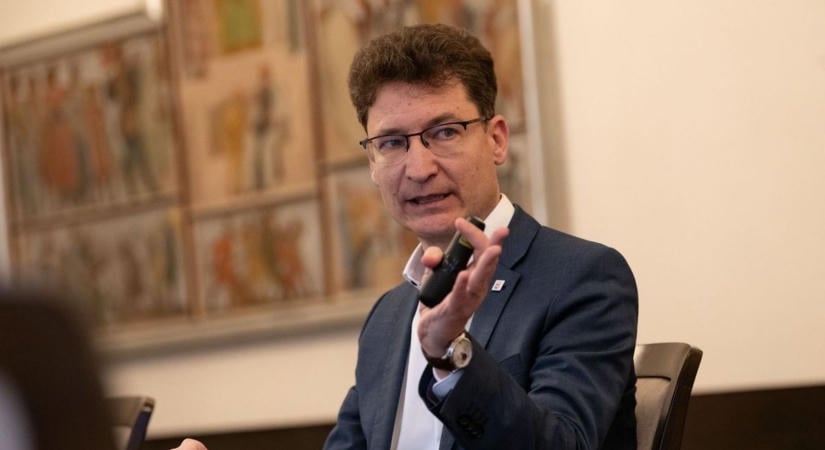 Még száz nap után is kivár Cser-Palkovics András, szeptember 3-ig ad időt