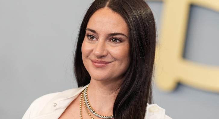 Shailene Woodley dekoltázst villantott az Emmy-gála vörös szőnyegén, de merész szettje megosztja a rajongókat