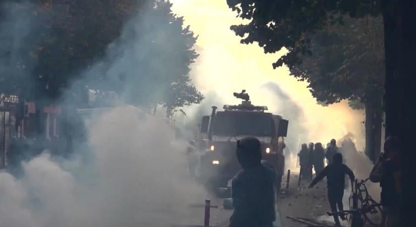 Lángolnak Tirana utcái, zavargássá fajultak a tüntetések Albániában