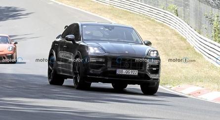 A Nürburgringen bukkant fel a frissített Porsche Cayenne Coupe GTS