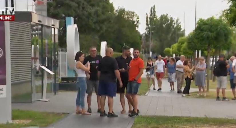 Alig kéttucatnyian tüntettek az MTVA előtt a sajtószabadságért a HírTV felhívására