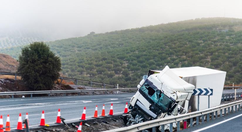 Most érkezett: súlyos baleset az M7-esen, felborult egy kamion, mentőhelikopter vitte el a sofőrt