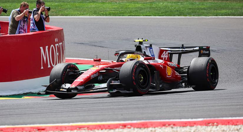 Drámai baleset Belgiumban: Lewis Hamilton elütötte a szerelőjét – videó