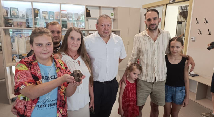 Jégkorszaki állatcsont-lelet: a 12 éves fiú a szolnoki múzeumban adományozta a régészeti ritkaságot – videóval