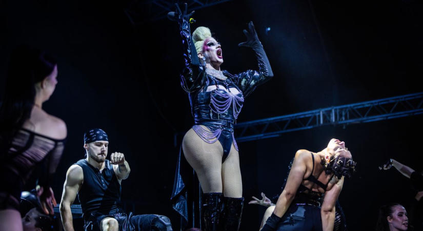 Instagram-sztár bűvészek és kocsisként káromkodó drag queen: amikor a Nagyszínpadon túl születik meg a mágia a Szigeten