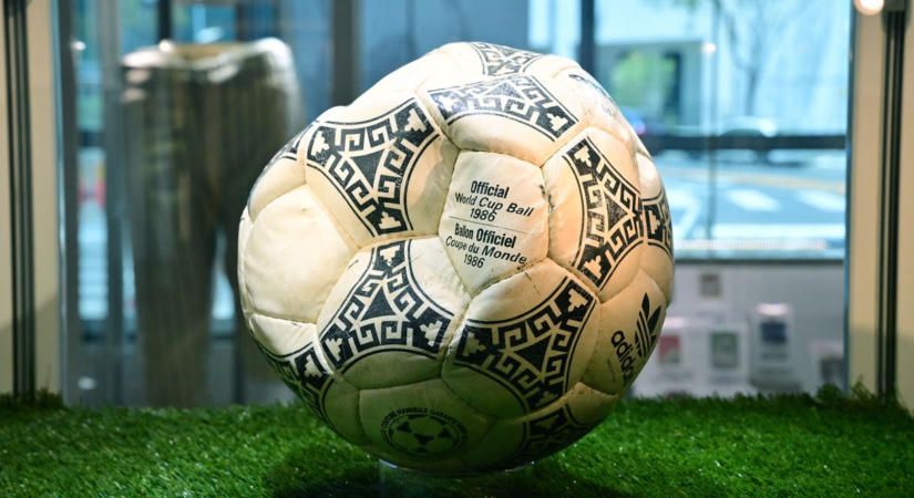 Több mint egy milliárd forintért kelt el a labda, amelyet Maradona „Isten kezével” juttatott a kapuba