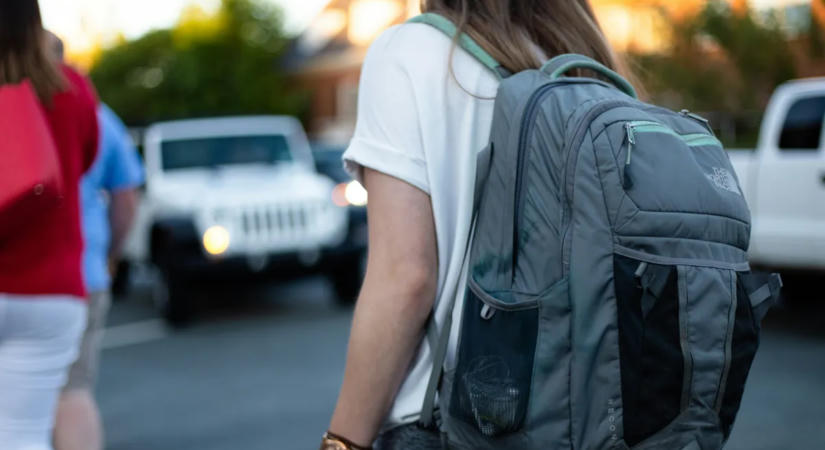Gyerekek is láthatták: hajléktalanok közösültek fényes nappal egy iskola előtt Kecskeméten