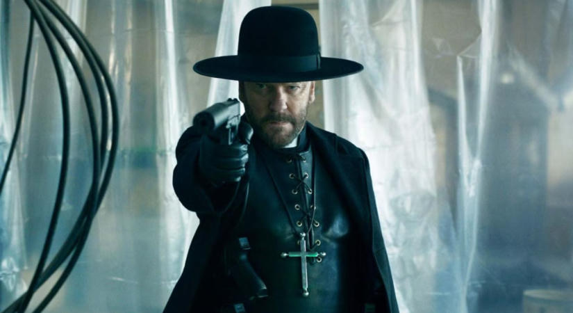 Kiefer Sutherland „katolikus Batman” lett: Al Pacinóval robbant be a Father Joe, de a kritikusok nem tudják, zseniális vagy őrültség