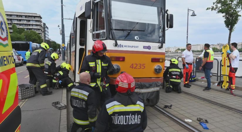 Meghalt a 6 éves kisfiú, akit villamos ütött el a Batthyány téren