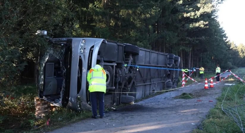 Halálos buszbaleset történt, mentőhelikoptereket riasztottak