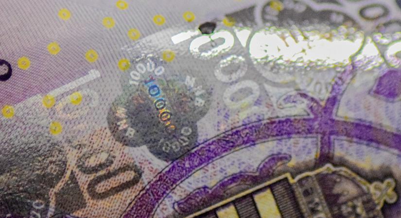 Vargabetűket írt le a forint