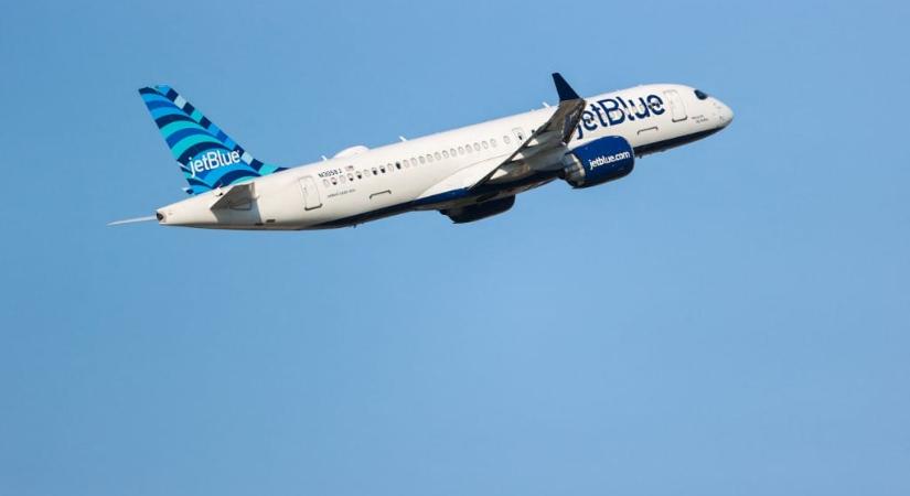 Bepánikolt a JetBlue egyik utasa, megpróbálta kinyitni a repülőgép ajtaját – videó