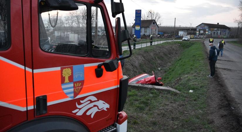 Árokba hajtott egy autó Szentborbáson, mentők és tűzoltók a helyszínen