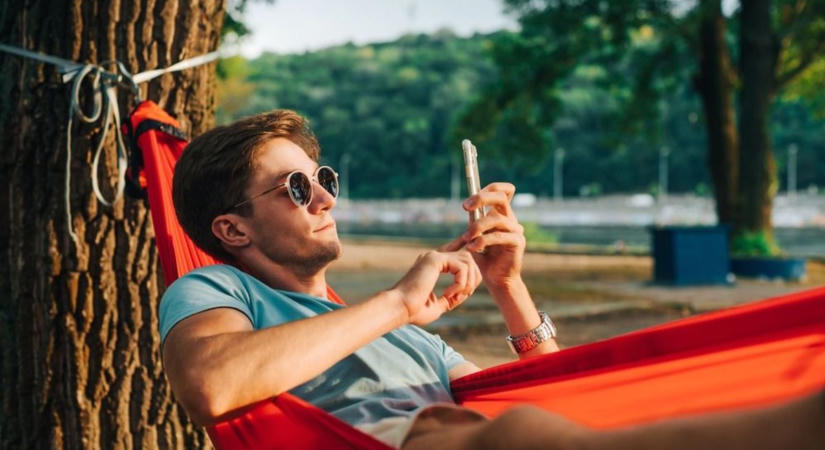 A mobilodat se hagyd megsülni, de fagyasztóba se tedd – így óvd meg a kánikulában!