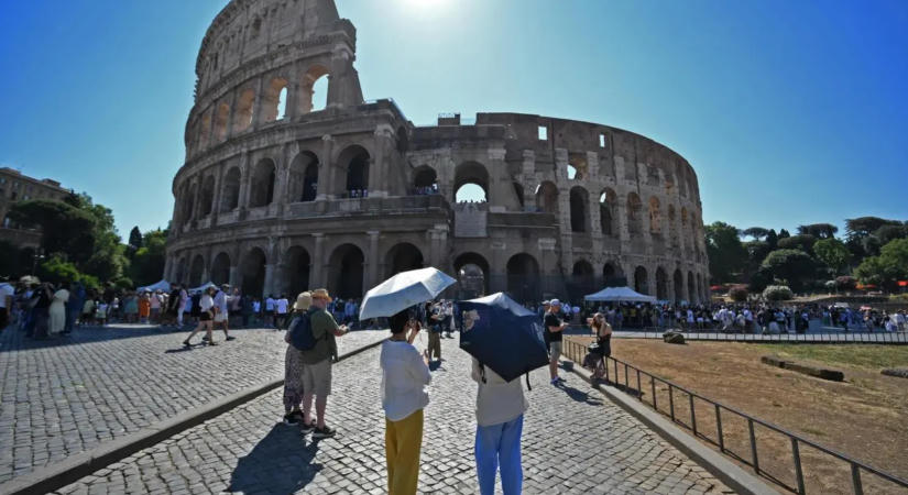 Tizenegy év után visszatérhettek a szuvenírárusok a Colosseumhoz
