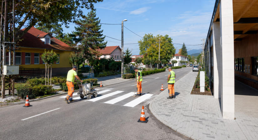 Felújítják a gyalogátkelőhelyek burkolati jeleit Dorogon