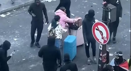 Szürreális jelenetek is zajlottak Párizsban, miközben a fosztogatók szétszedték a várost
