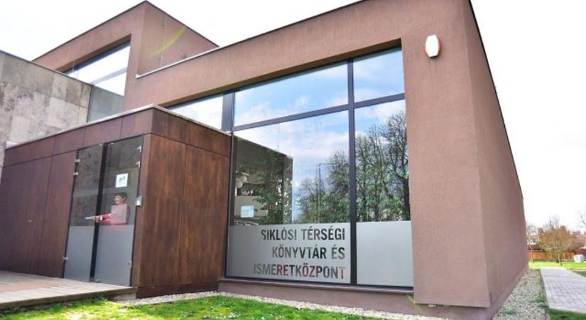 Negyven művész alkotását mutatják be a könyvtárban