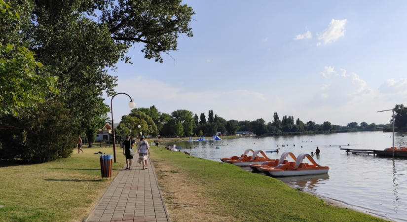 Ismét megnyílik a népszerű strand: feloldották a fürdési tilalmat, újra várják a fürdőzőket