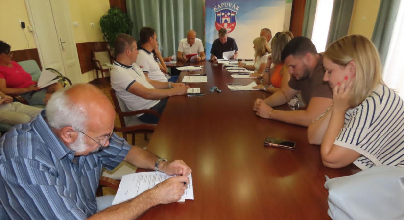 Rendkívüli ülés Kapuváron: megvonták a polgármester és az alpolgármesterek költségtérítését, de mennyit kap egy képviselő?