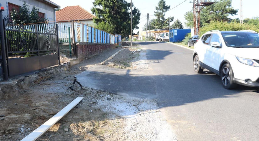 Alaptól a burkolatig: ez a járdaszakasz is biztonságosabbá válik Bazitán (galéria, videó)