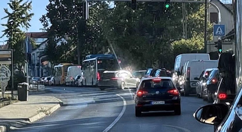 Hatalmas a dugó Budakeszin: Több mint másfél óra a menetidő a Széll Kálmán térig – pedig lehetne 8 perc is