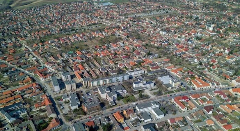 Elegük van a kátyúkból és a koszból a szekszárdiaknak – ezt követelik a városlakók