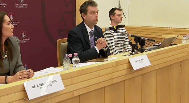 Vallott a lemondott főügyész: így befolyásolták a politikailag kényes ügyeket