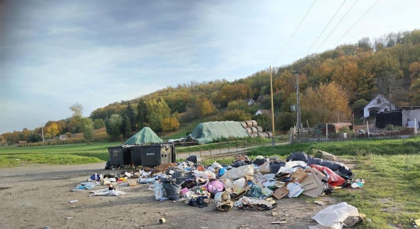 Zsákszámra pakolták ki a fehér SUV-ból a szemetet – újra elöntötte a hulladék Szekszárd határát