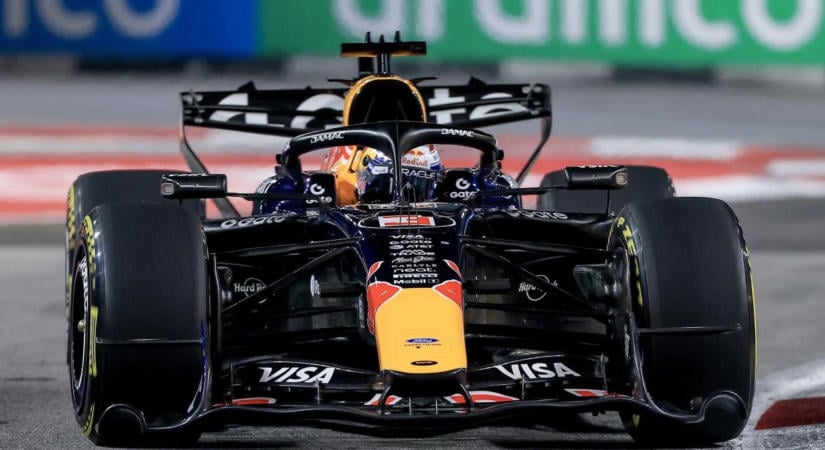 Max Verstappen szerezte meg a pole pozíciót a szingapúri Forma-1-es időmérőn