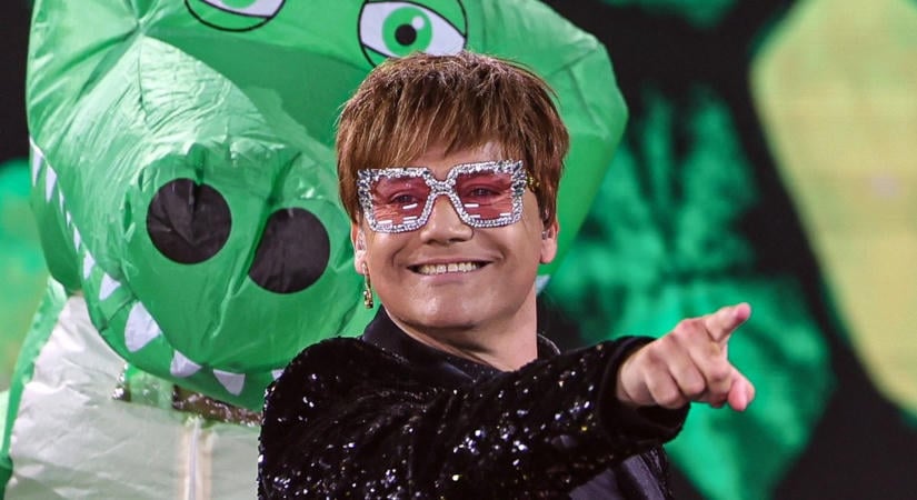 Kovács Áron belépett a 40-esek klubjába – Elton Johnként érkezett meg a Sztárban Sztárba – videó