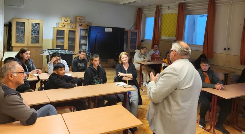 Út a jövő felé! – Pályaorientációs szakértő látta el hasznos tanácsokkal a nyolcadikosokat