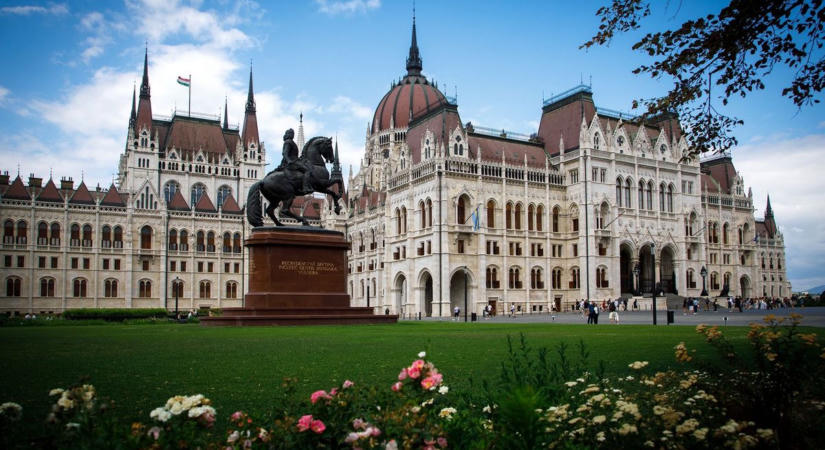 Magyar Péter: kérjük a parlamenti ülések elhalasztását – minden állami intézmény díszkivilágítását lekapcsoljuk